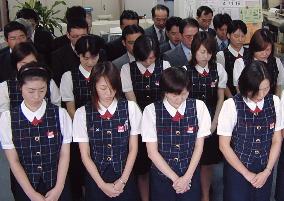 (2)People pray for Japanese victims of Sept. 11 terror attacks